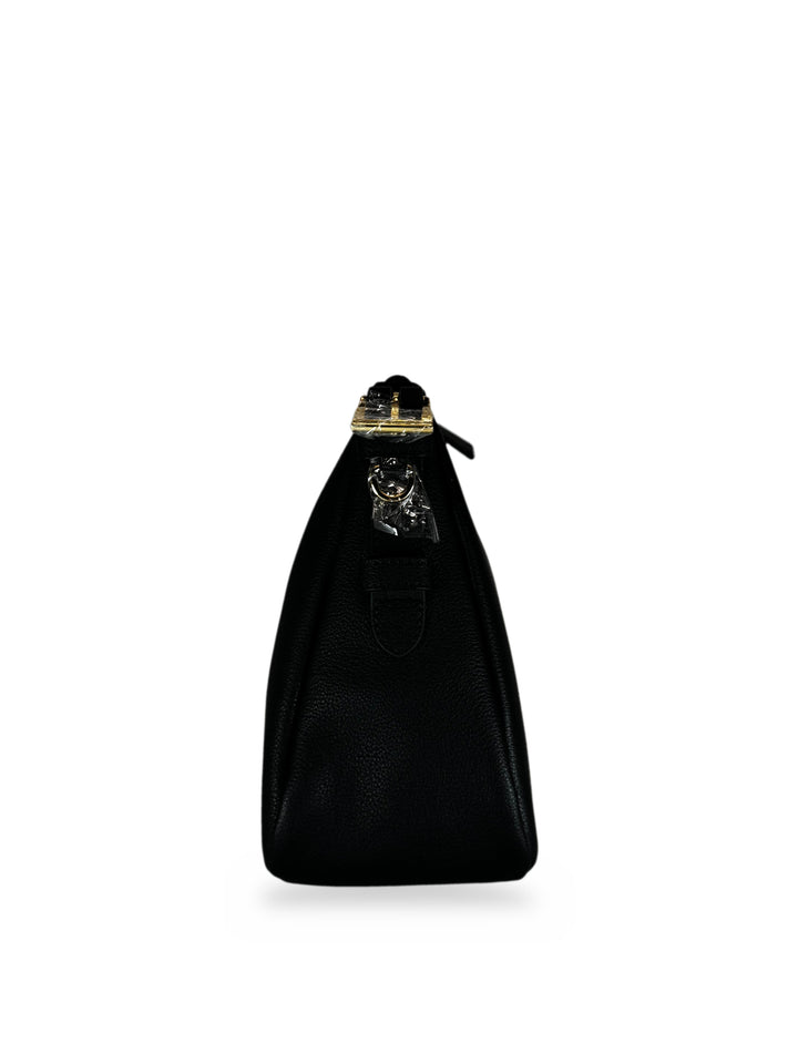 Bolsa de hombro Prada en piel granulada negra con placa triangular dorada