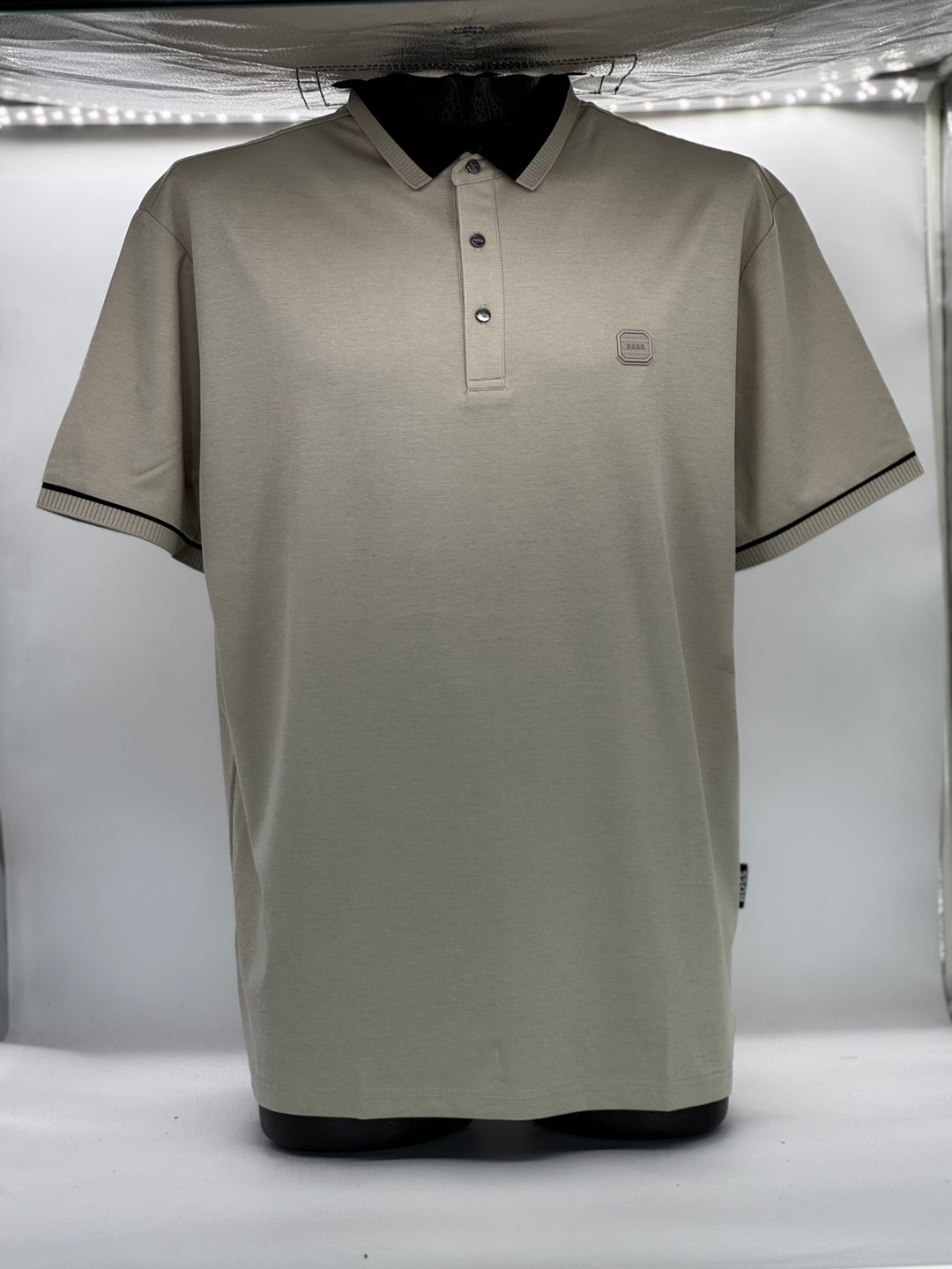 SEDA BOSS BEIGE CUELLO NEGRO