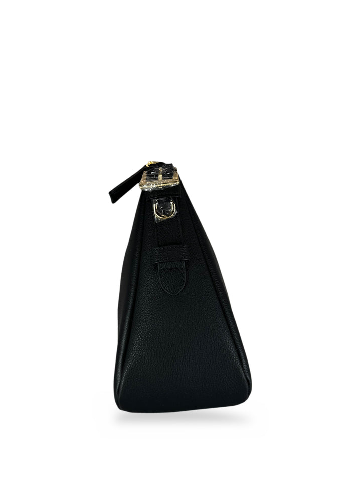 Bolsa de hombro Prada en piel granulada negra con placa triangular dorada