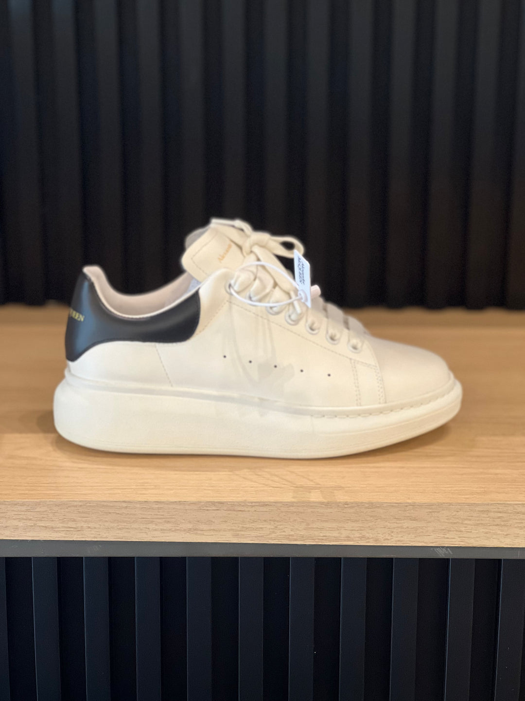 TENIS ALEXANDER MCQUEEN BLANCO NEGRO (PIEL)