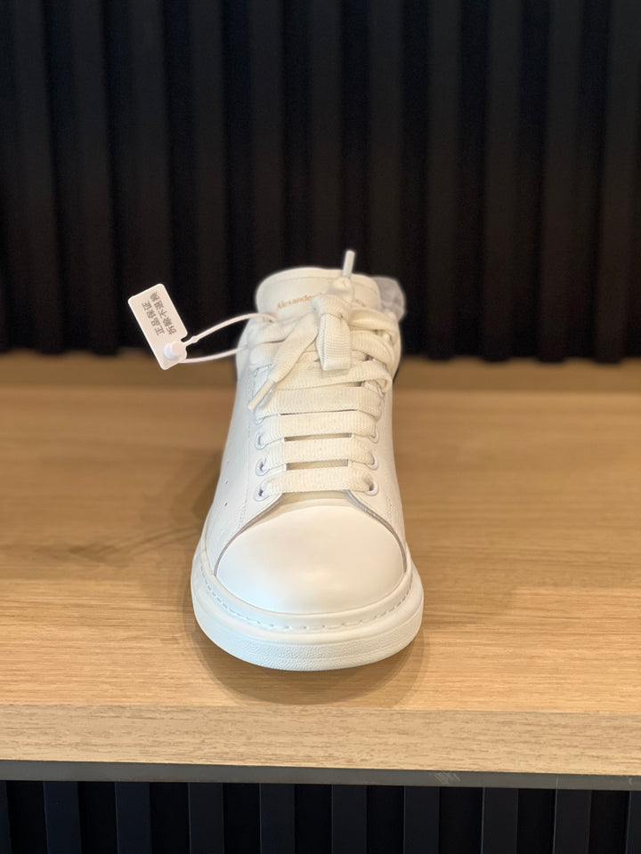 TENIS ALEXANDER MCQUEEN BLANCO NEGRO (PIEL)