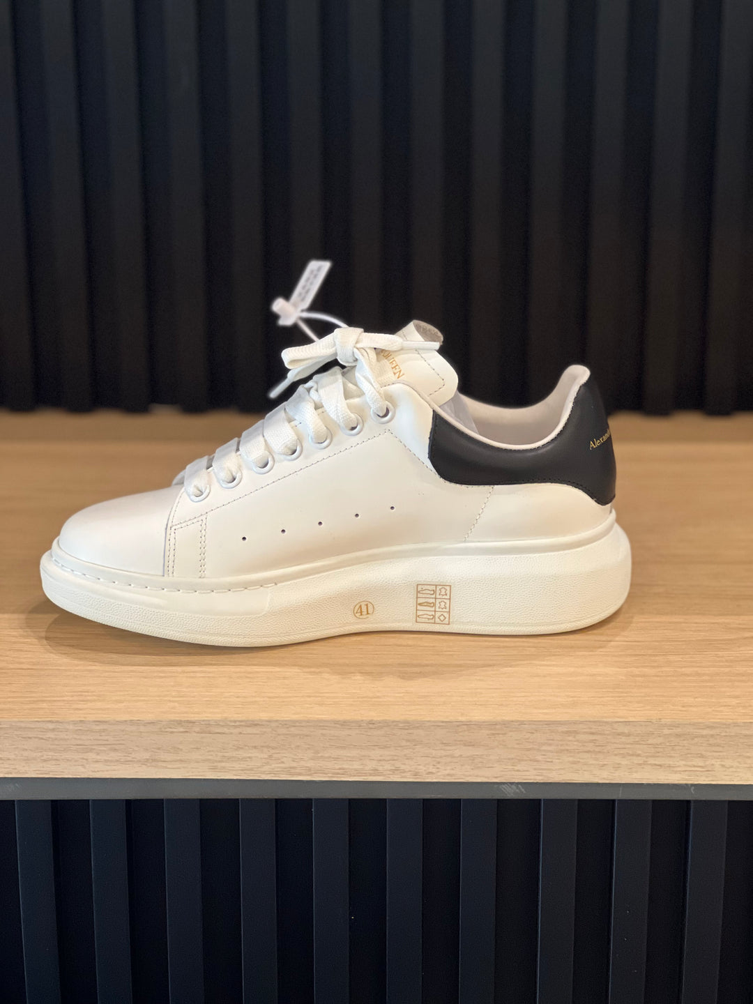 TENIS ALEXANDER MCQUEEN BLANCO NEGRO (PIEL)