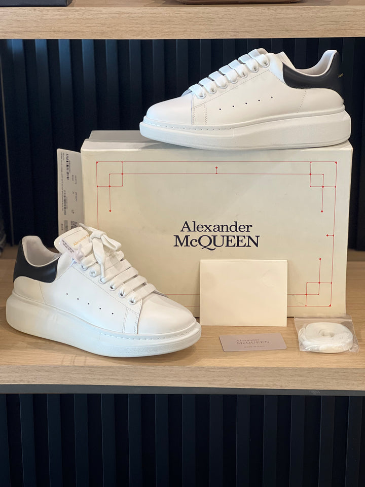 TENIS ALEXANDER MCQUEEN BLANCO NEGRO (PIEL)