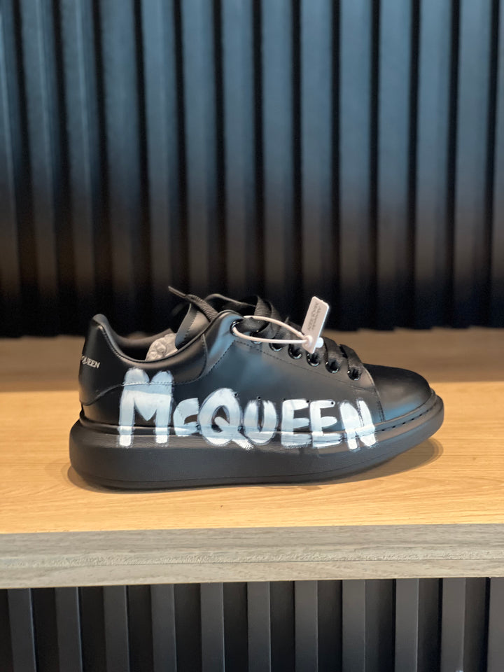 TENIS ALEXANDER MCQUEEN NEGRO GRAFFITI BLANCO