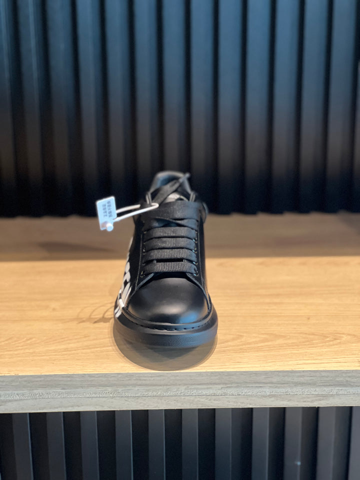 TENIS ALEXANDER MCQUEEN NEGRO GRAFFITI BLANCO