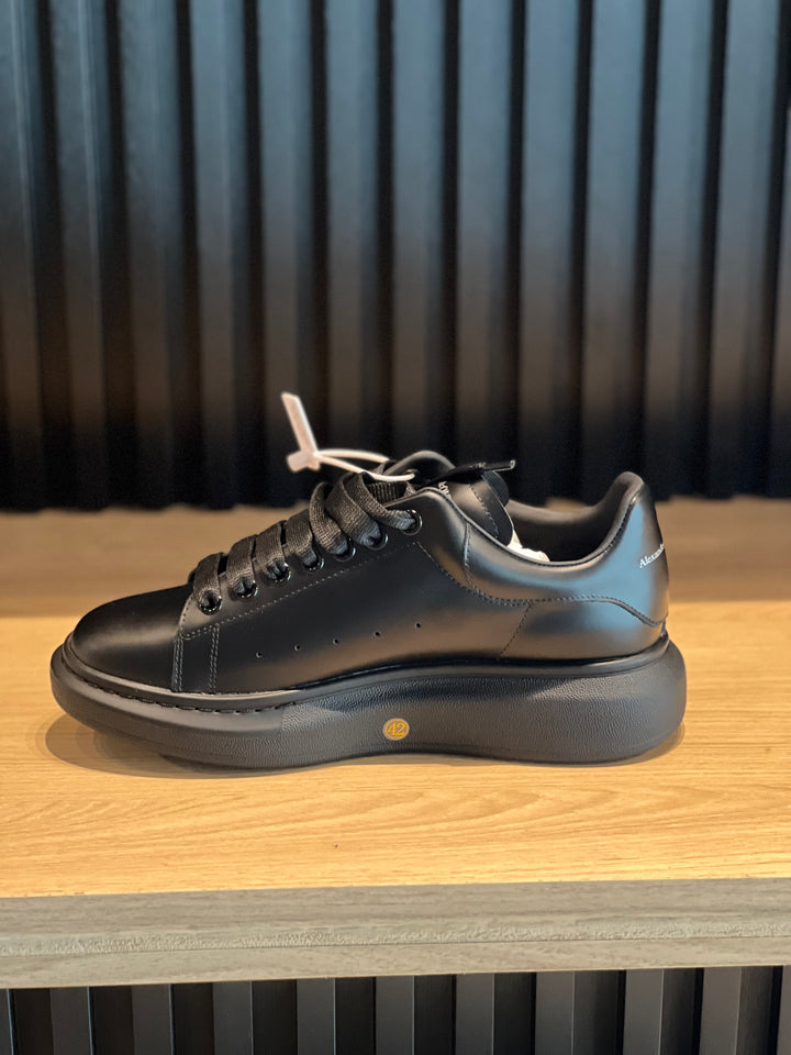 TENIS ALEXANDER MCQUEEN NEGRO GRAFFITI BLANCO