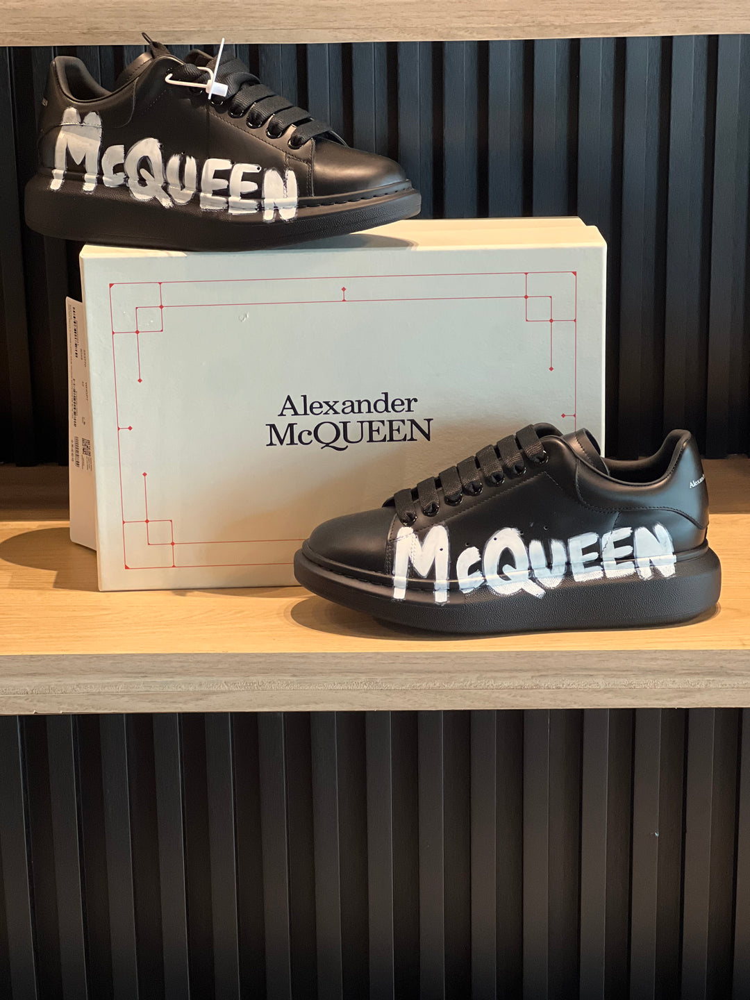 TENIS ALEXANDER MCQUEEN NEGRO GRAFFITI BLANCO