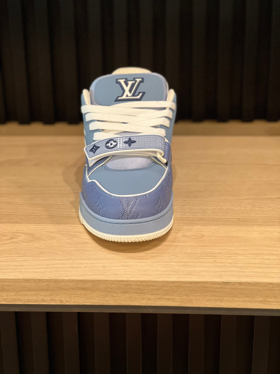 LV BROCHE AZUL CIELO