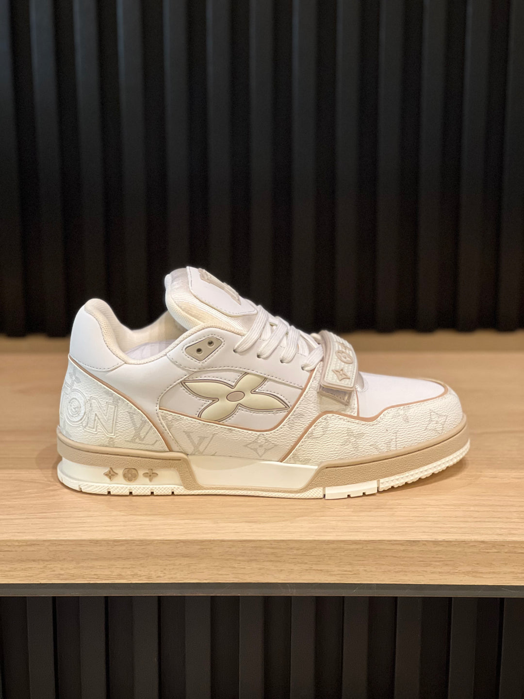 TENIS LV BROCHE BEIGE