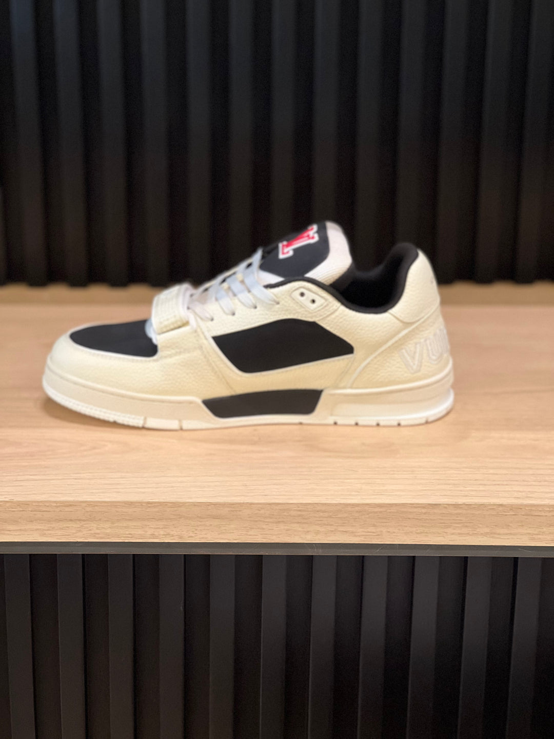 TENIS LV BROCHE BLANCO TOTAL NEGRO