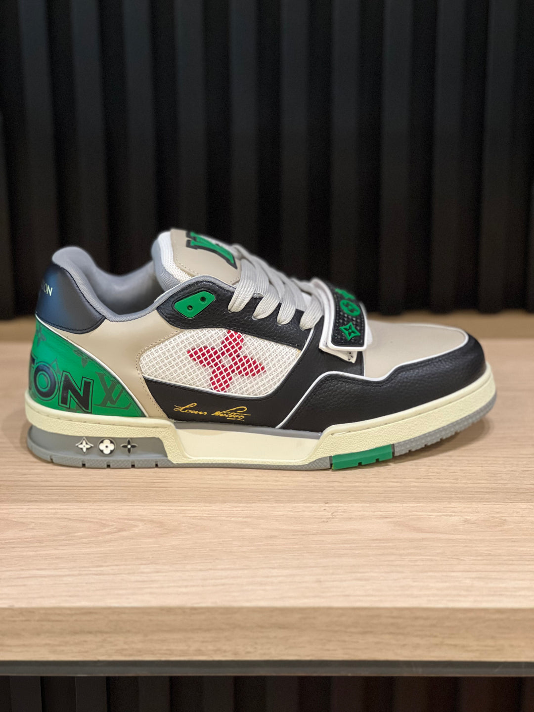 TENIS LV BROCHE NEGRO VERDE
