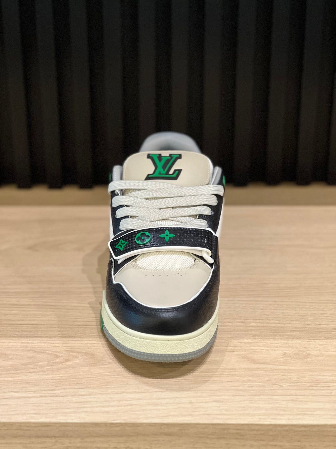 TENIS LV BROCHE NEGRO VERDE