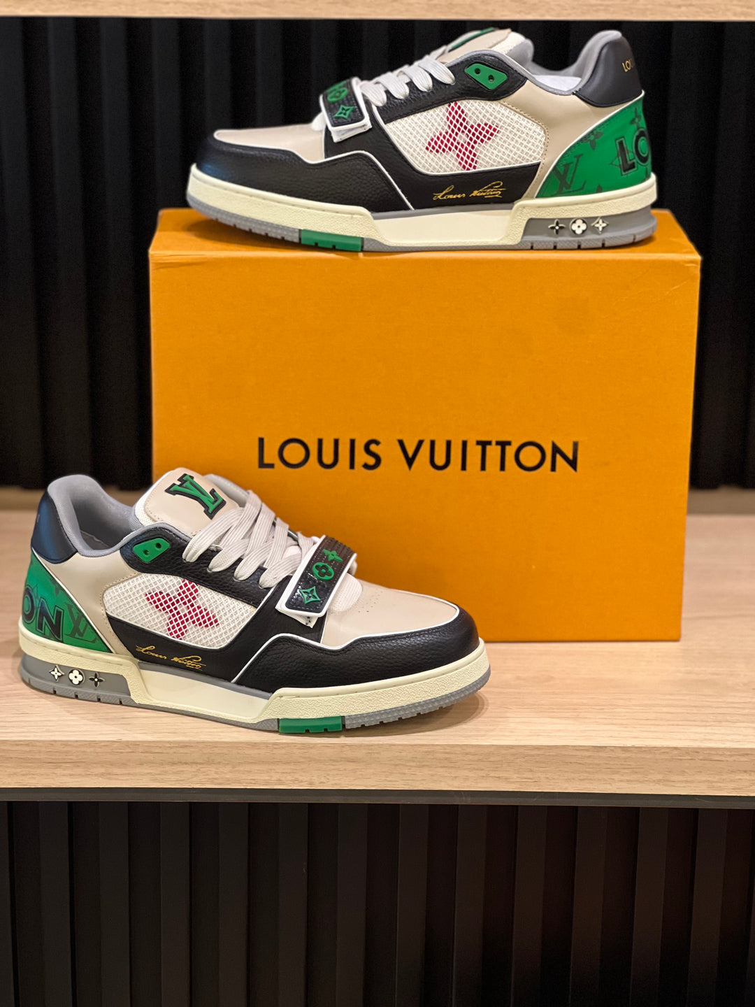 TENIS LV BROCHE NEGRO VERDE