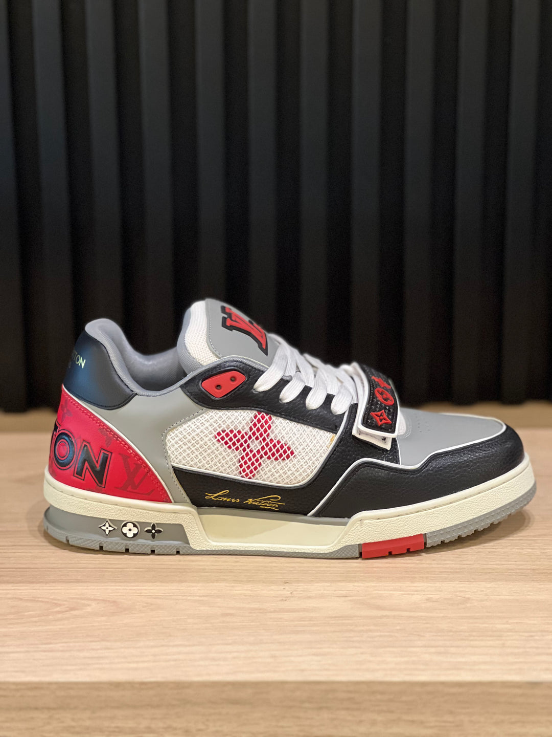 TENIS LV BROCHE NEGRO ROJO