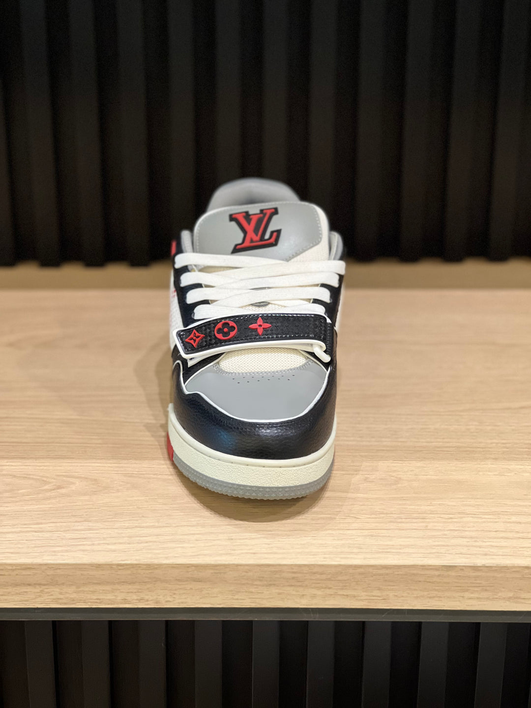 TENIS LV BROCHE NEGRO ROJO