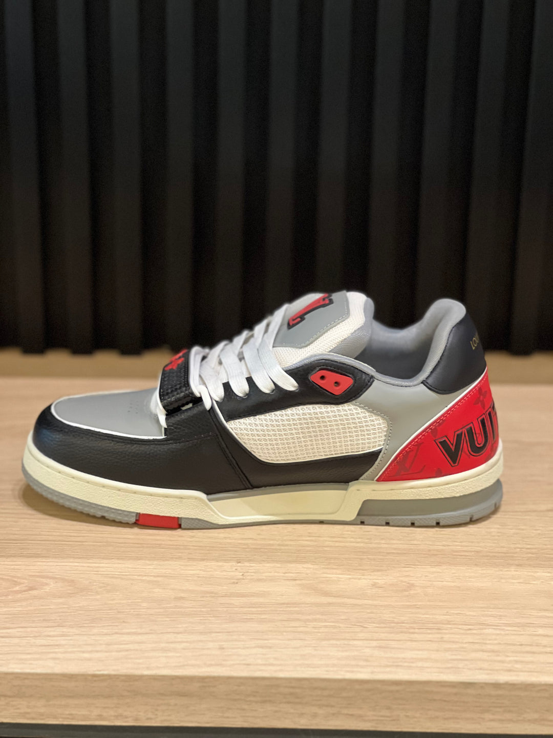 TENIS LV BROCHE NEGRO ROJO