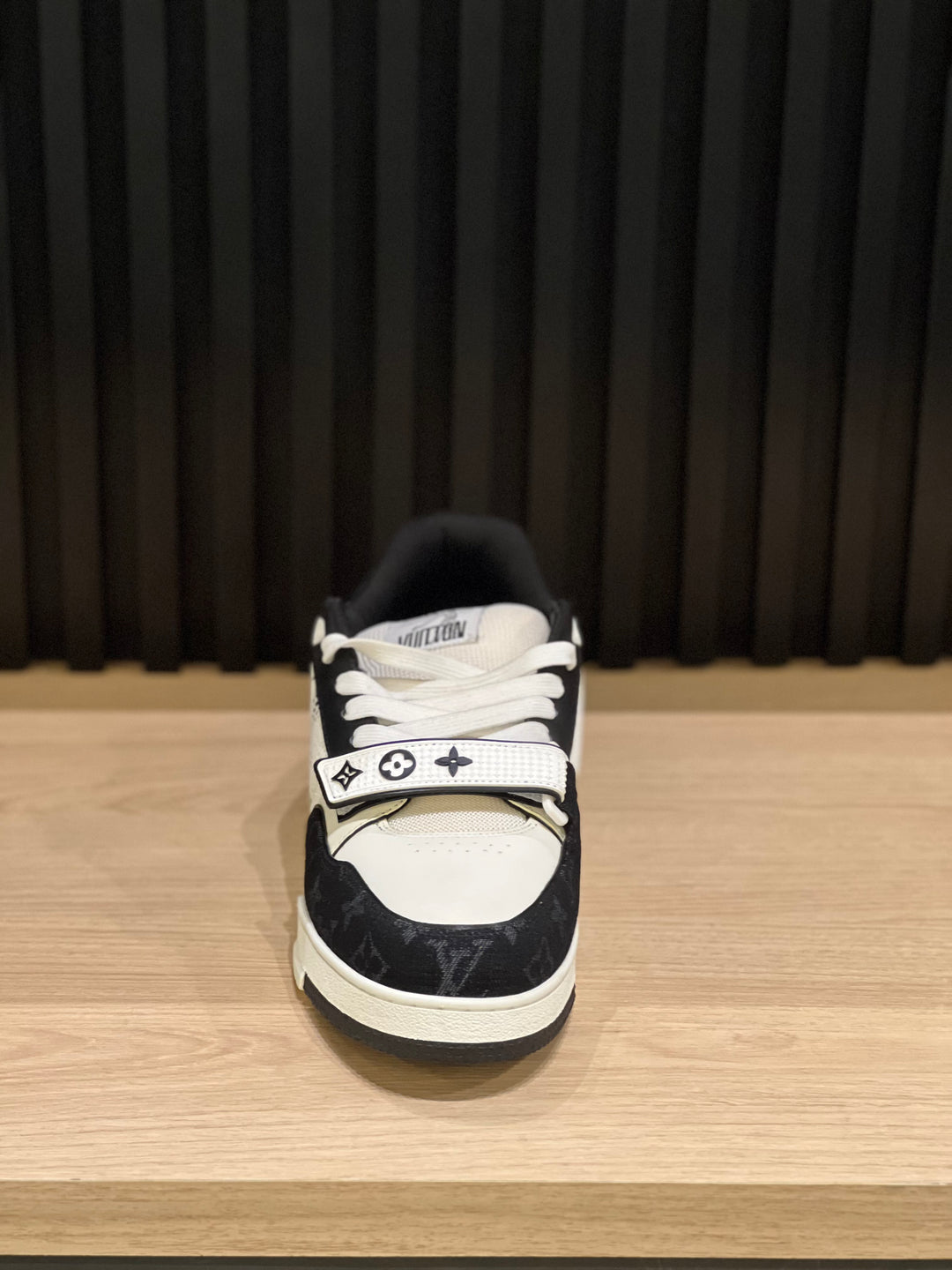 TENIS LV BROCHE BLANCO NEGRO