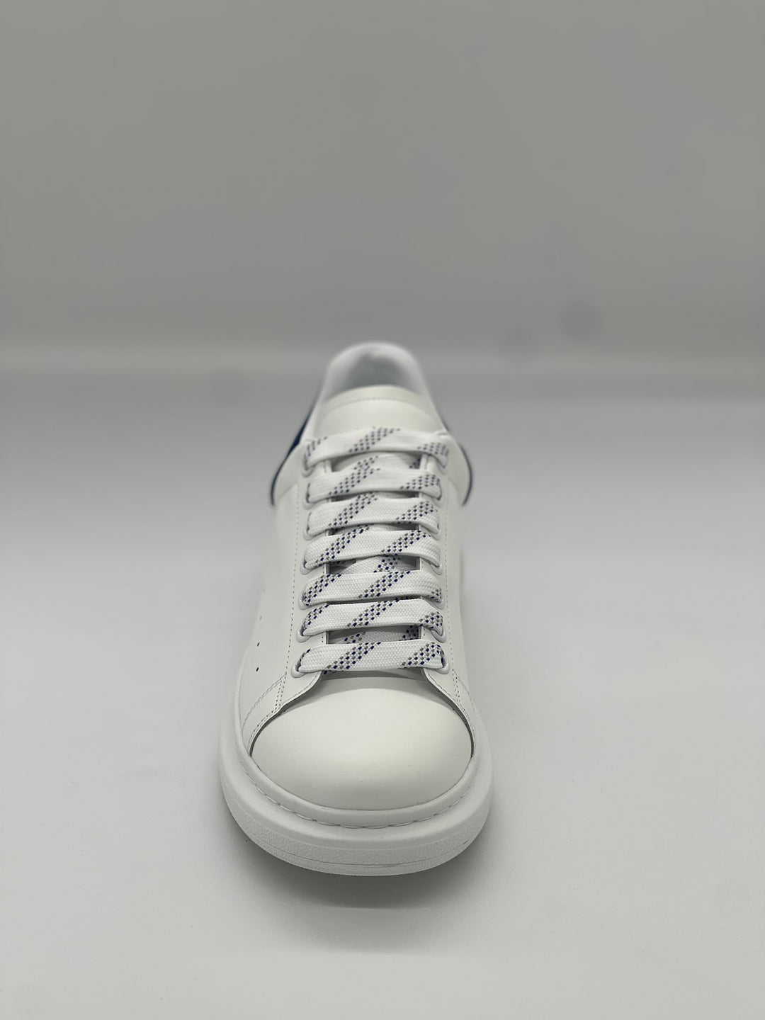 TENIS ALEXANDER MCQUEEN BLANCO AZUL (GAMUZA)