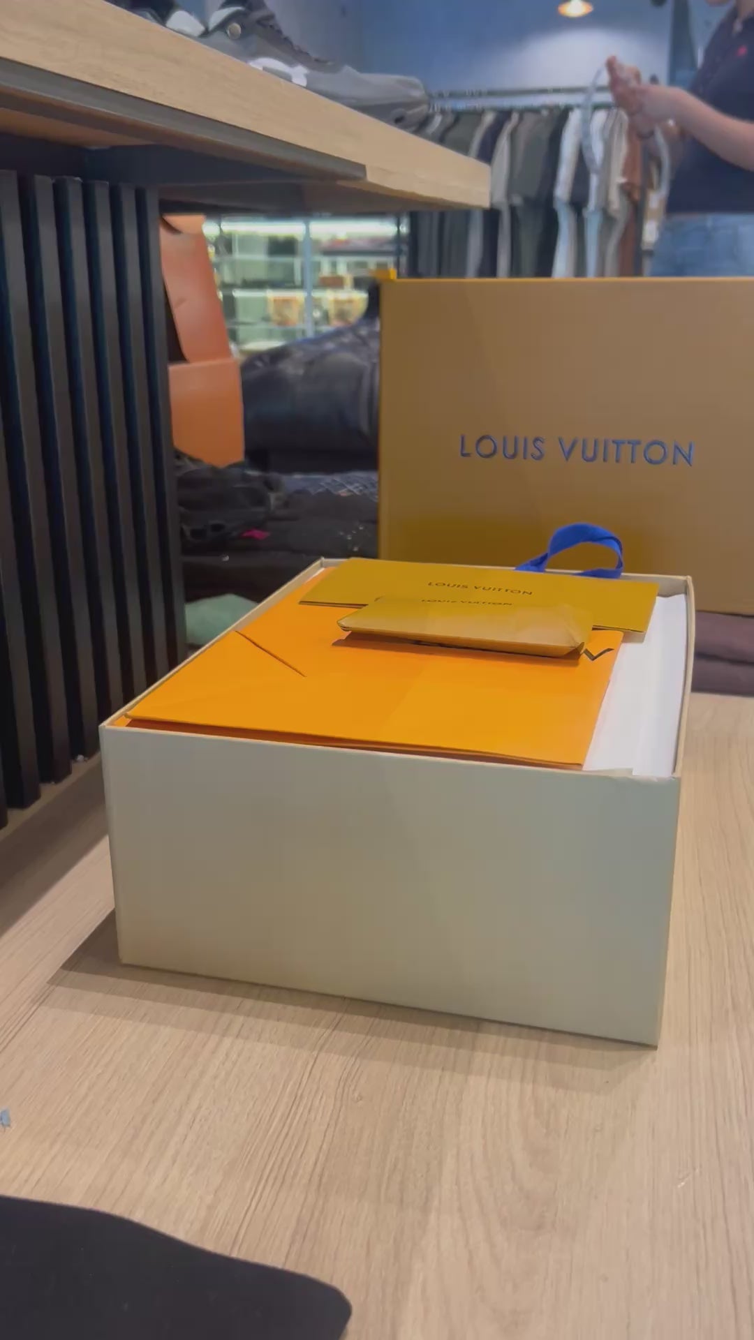 LV BROCHE AZUL CIELO